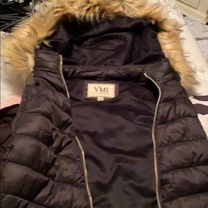 Puffy vest with detachable hood